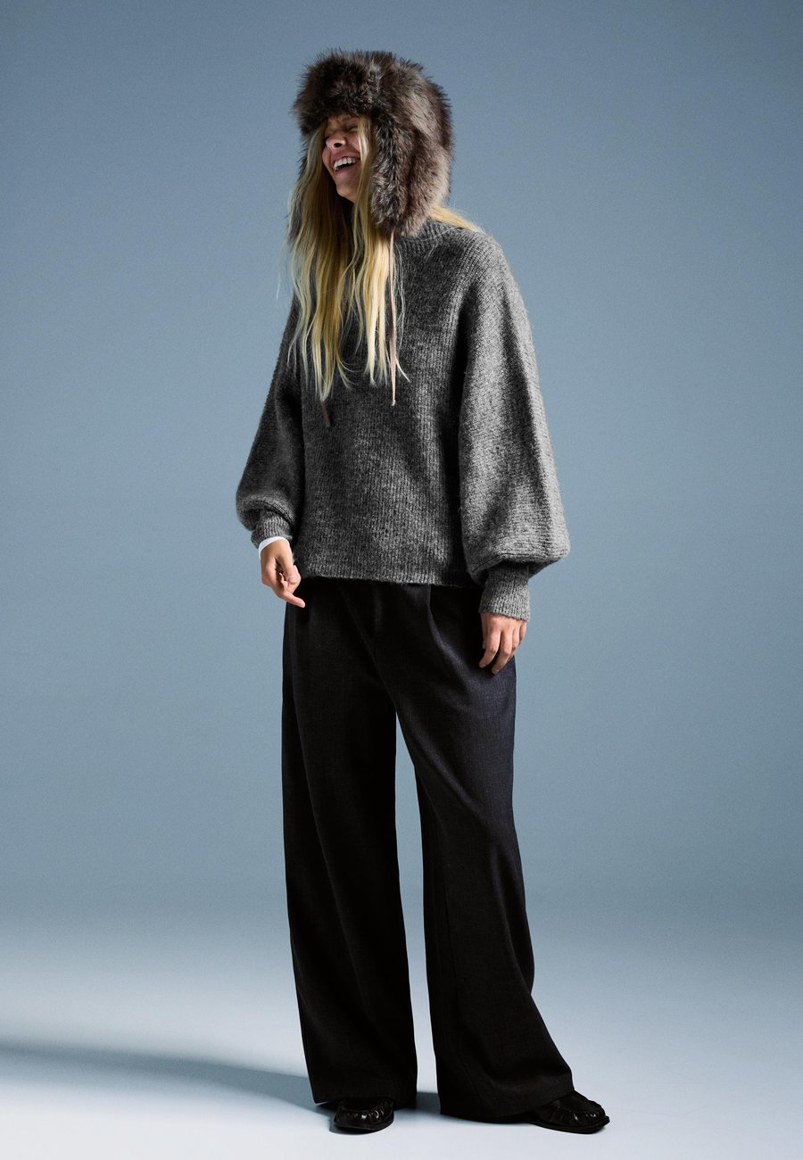 Джемпер Bershka Jumper, Grey
Джемпер Bershka Jumper, Grey