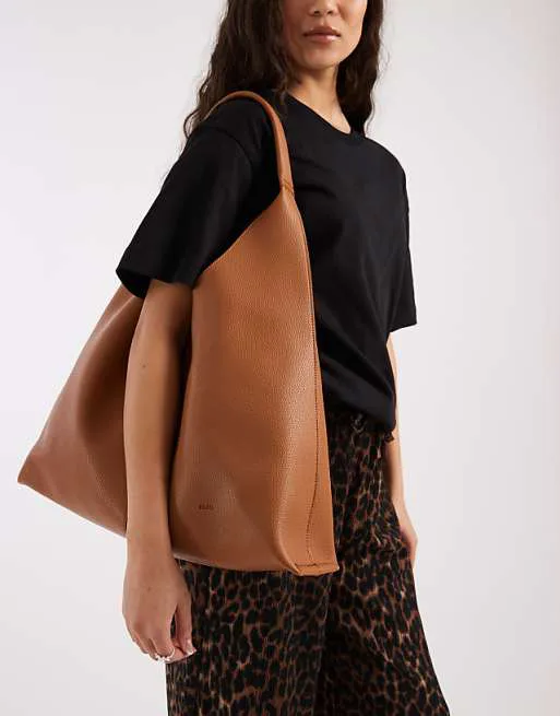 Светло-коричневая сумка через плечо с мягкими вставками PASQ A-Line
Светло-коричневая сумка через плечо с мягкими вставками PASQ A-Line