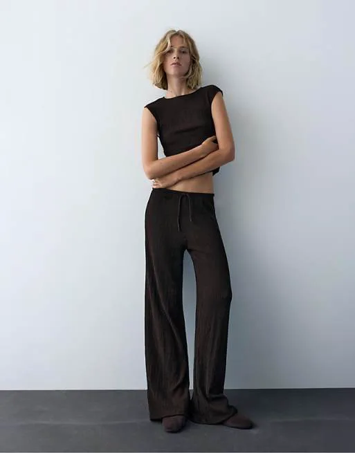 Коричневые креповые брюки широкого кроя Pull&Bear
Коричневые креповые брюки широкого кроя Pull&Bear