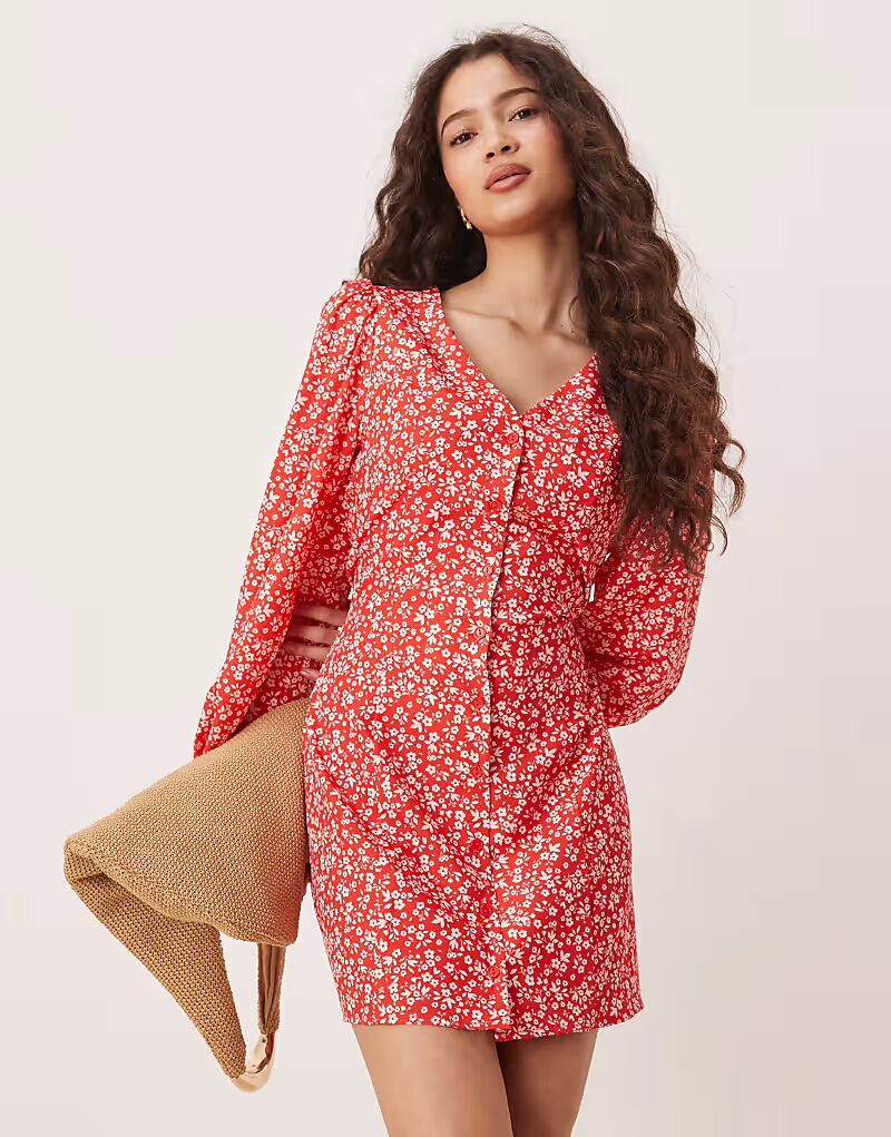 Гламурное чайное платье с длинными рукавами и пуговицами в мелкий красный цветочный узор Glamorous
Гламурное чайное платье с длинными рукавами и пуговицами в мелкий красный цветочный узор Glamorous