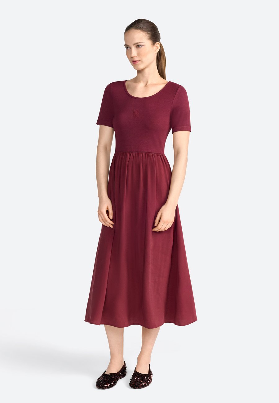 Платье Rich & Royal MIDI, Ruby Glow/Bordeaux
Платье Rich & Royal MIDI, Ruby Glow/Bordeaux