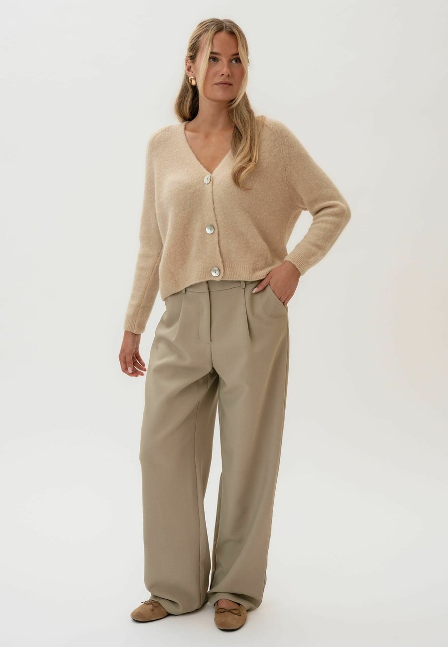 Кардиган BY IC VICKY, White/Beige
Кардиган BY IC VICKY, White/Beige