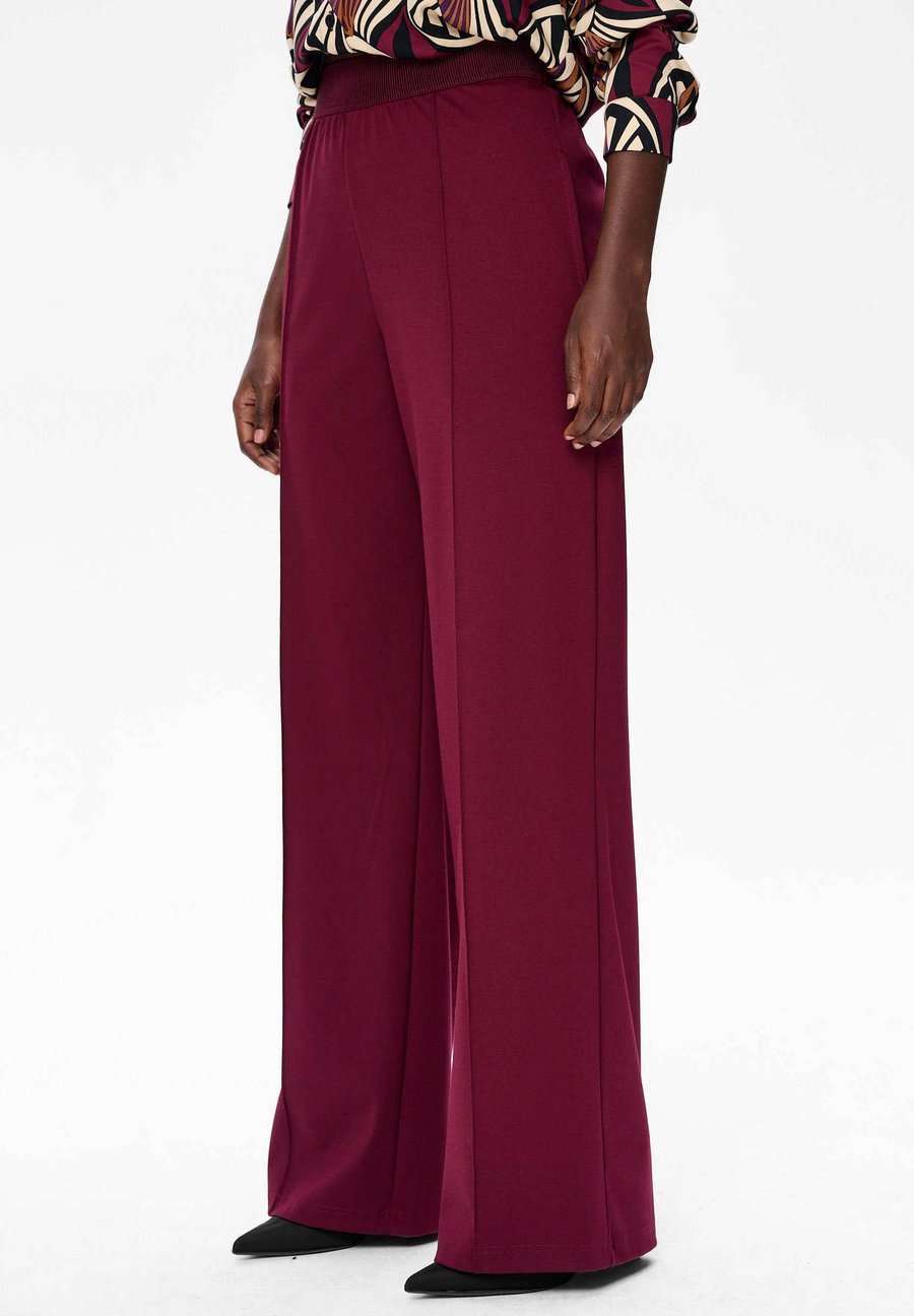 Брюки blue shadow Trousers, Red
Брюки blue shadow Trousers, Red