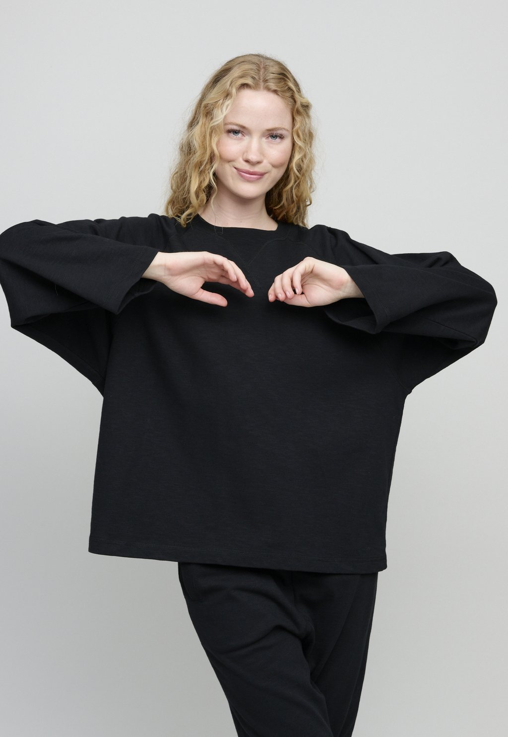 Толстовка EARTH moshi moshi mind, черный
Толстовка EARTH moshi moshi mind, черный