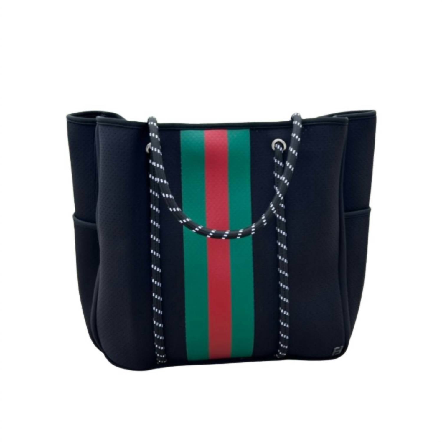 Женская большая сумка-тоут Courtside для теннисных ракеток в черно-красно-зеленом цвете Five Love
Женская большая сумка-тоут Courtside для теннисных ракеток в черно-красно-зеленом цвете Five Love