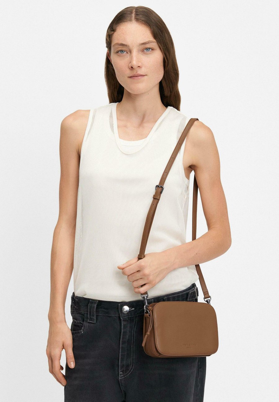 Сумка кросс-боди Liebeskind Berlin LUKA UMHÄNGE, Karamell/Light Brown
Сумка кросс-боди Liebeskind Berlin LUKA UMHÄNGE, Karamell/Light Brown