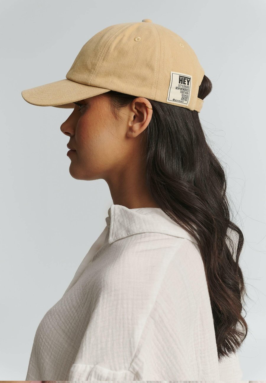 Бейсболка Hey Marly SIGNATURE CAP, Sand
Бейсболка Hey Marly SIGNATURE CAP, Sand