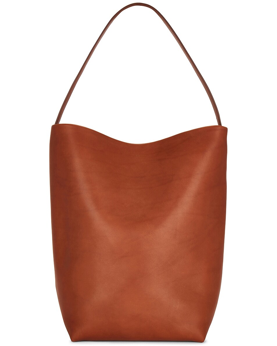 Большая сумка-тоут North South Park Dark Cuir PLD The Row, цвет Dark Cuir PLD 
Большая сумка-тоут North South Park Dark Cuir PLD The Row, цвет Dark Cuir PLD