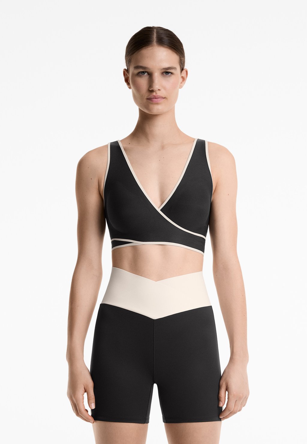 Спортивный бюстгальтер средней поддержки OYSHO, черный
Спортивный бюстгальтер средней поддержки OYSHO, черный