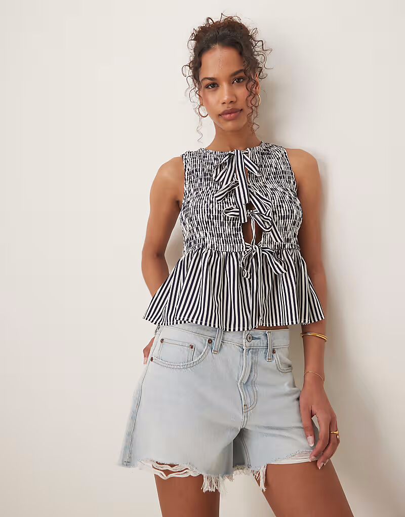 Гламурный топ со сборками, баской и бантами спереди в темно-синюю белую полоску Glamorous
Гламурный топ со сборками, баской и бантами спереди в темно-синюю белую полоску Glamorous