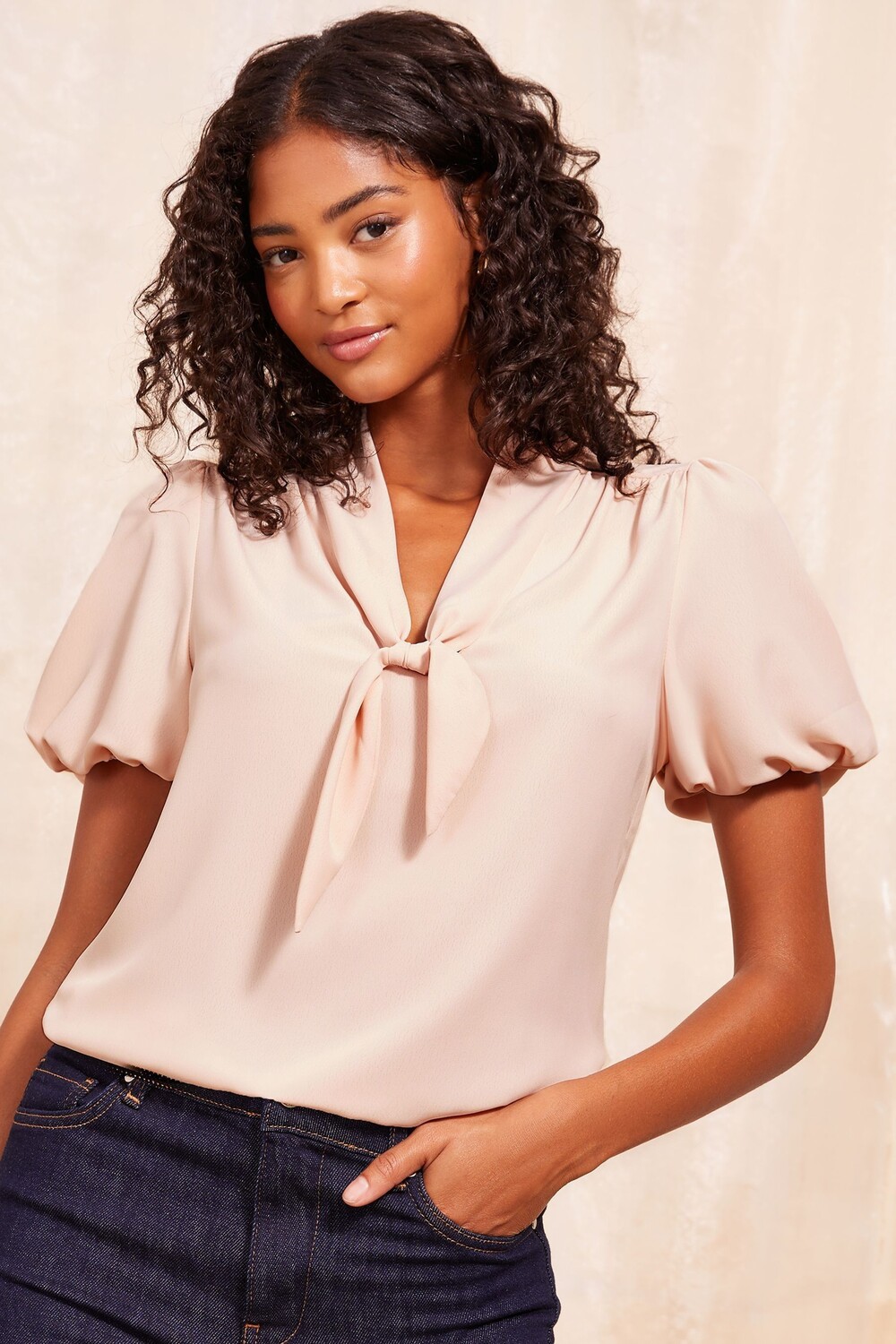 Блузка из крепа с короткими рукавами и бантом спереди Friends Like These, белый
Блузка из крепа с короткими рукавами и бантом спереди Friends Like These, белый