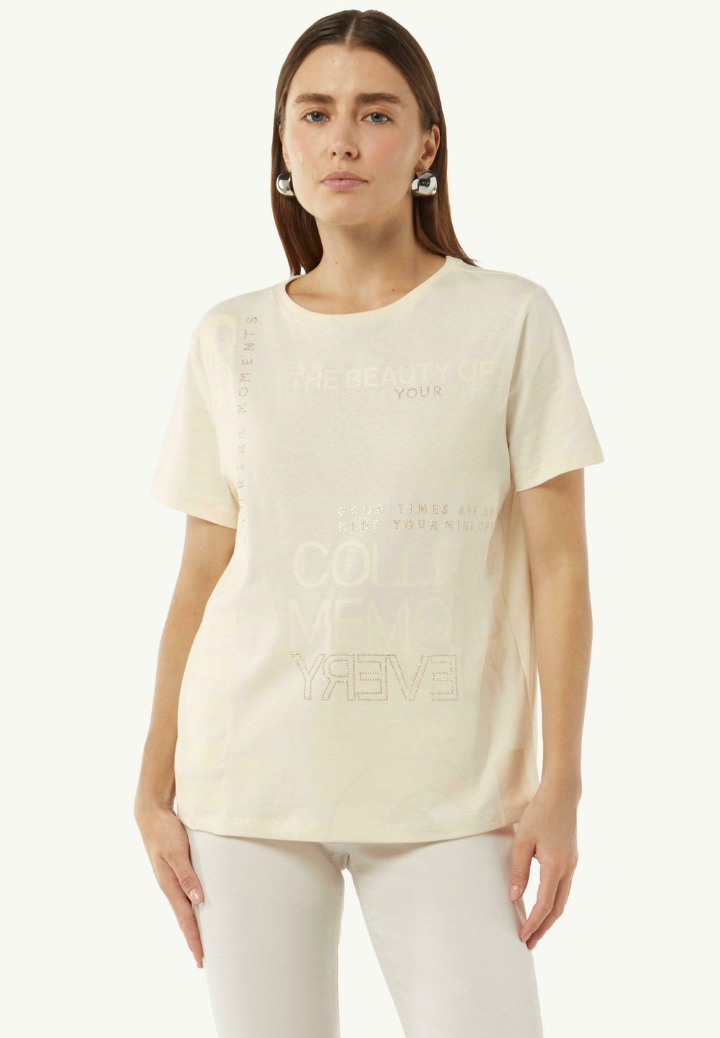 Футболка с принтом MODISCHES MIT FRONT comma casual identity, молочный 
Футболка с принтом MODISCHES MIT FRONT comma casual identity, молочный