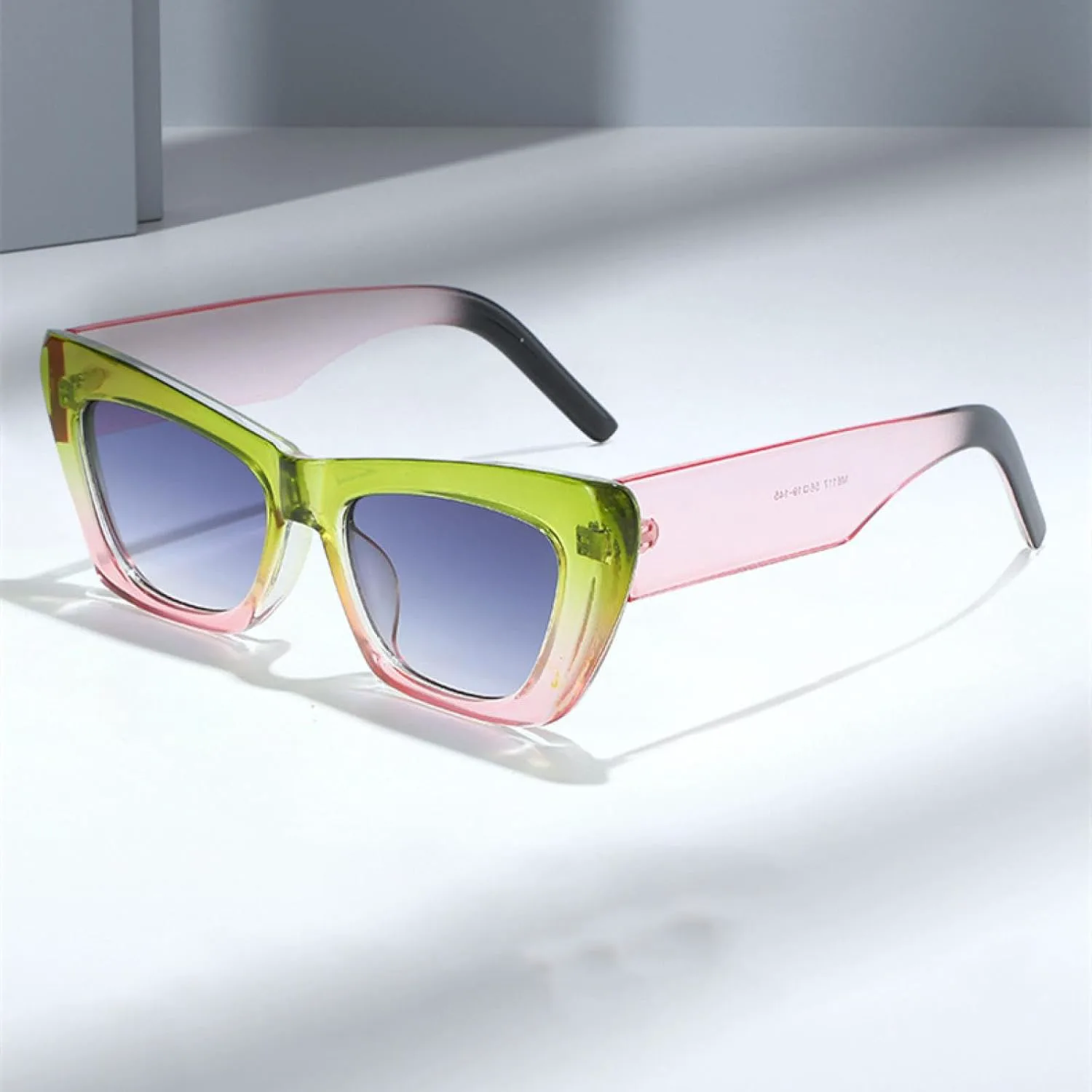 Модные женские солнцезащитные очки с градиентной оправой и цветными вставками, модель «кошачий глаз», прозрачные, для активного отдыха TVTBBVV, C10pinkgreen
Модные женские солнцезащитные очки с градиентной оправой и цветными вставками, модель «кошачий глаз», прозрачные, для активного отдыха TVTBBVV, C10pinkgreen