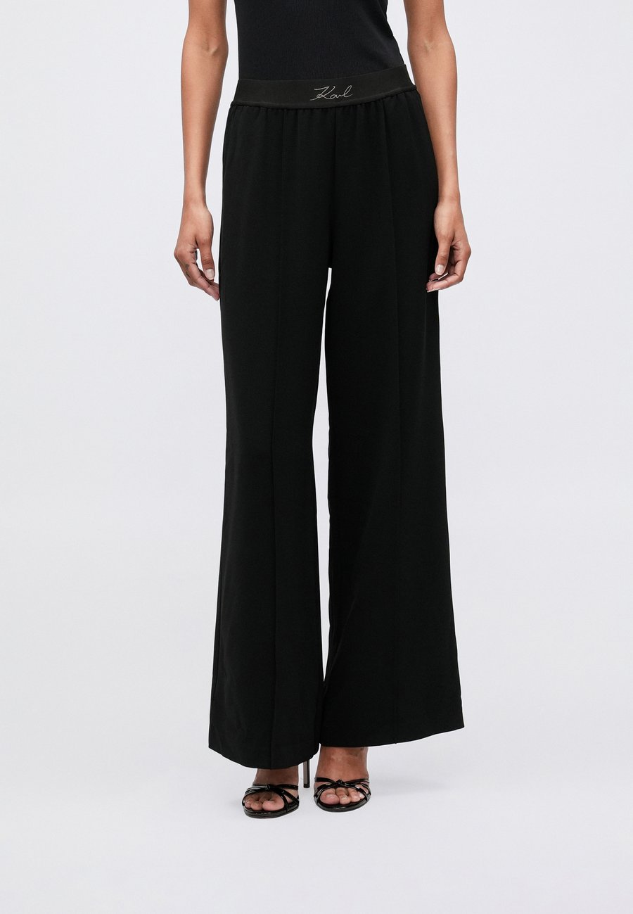 Брюки KARL LAGERFELD CADY ELASTIC WAIST PANTS, Black
Брюки KARL LAGERFELD CADY ELASTIC WAIST PANTS, Black