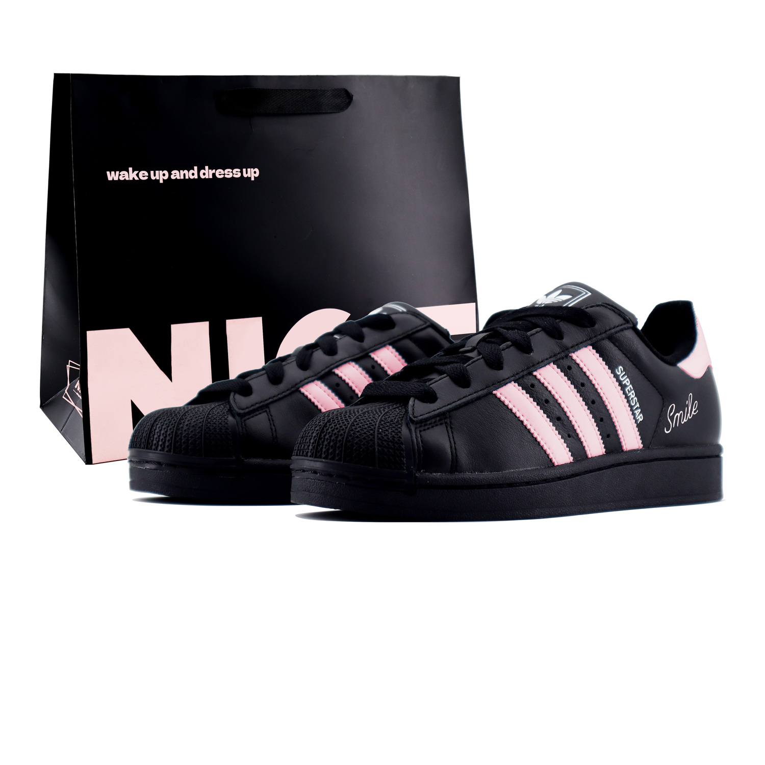 Superstar 2 Smile устойчивые к истиранию низкие детские скейтбординговые туфли black pink для подростков Adidas Originals, черный/розовый
Superstar 2 Smile устойчивые к истиранию низкие детские скейтбординговые туфли black pink для подростков Adidas Originals, черный/розовый