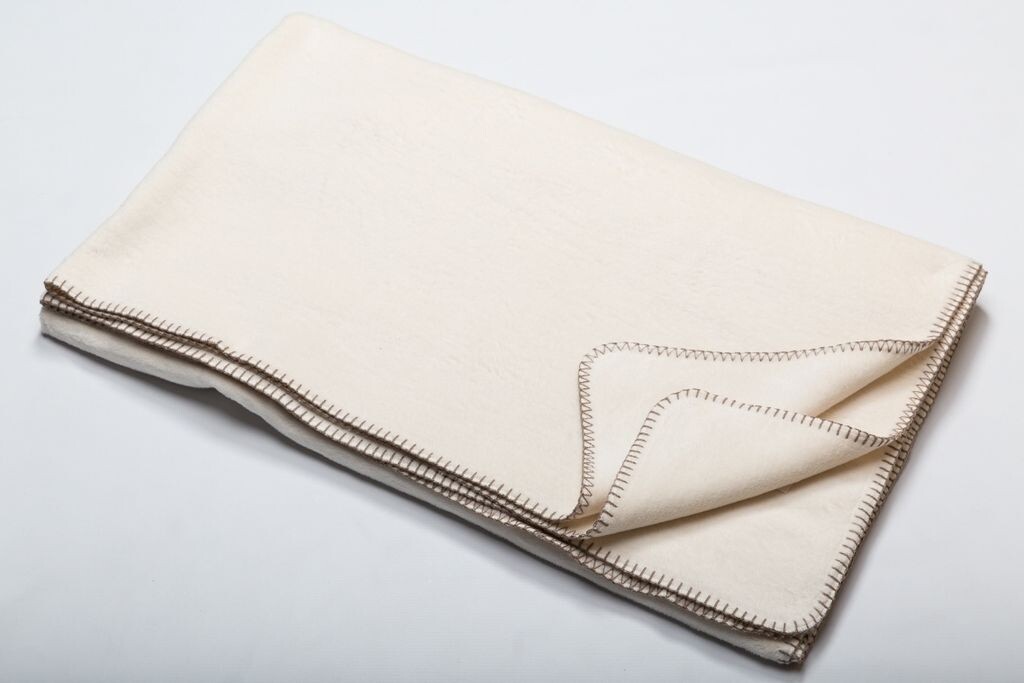 David Fussenegger Бамбуковое одеяло с вышивкой 'Uni' 150 x 200 см необработанный белый - экрю 
David Fussenegger Бамбуковое одеяло с вышивкой 'Uni' 150 x 200 см необработанный белый - экрю