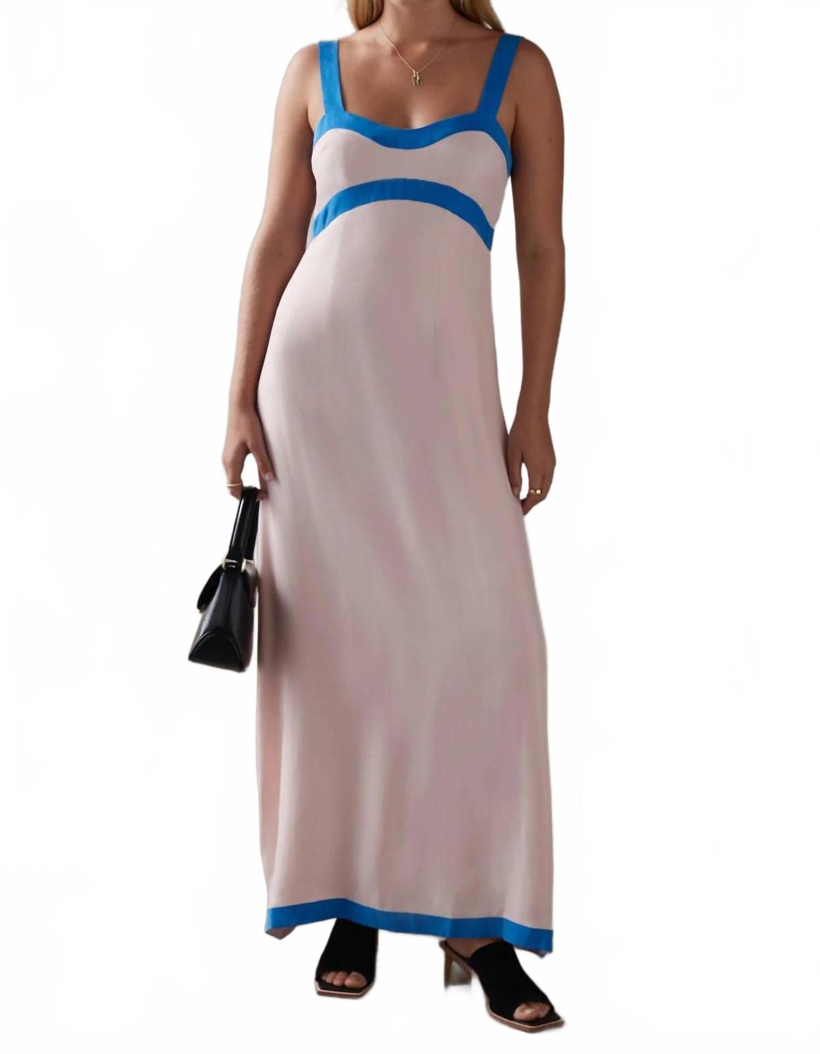 Платье макси Amara в розово-голубом цвете Sancia
Платье макси Amara в розово-голубом цвете Sancia