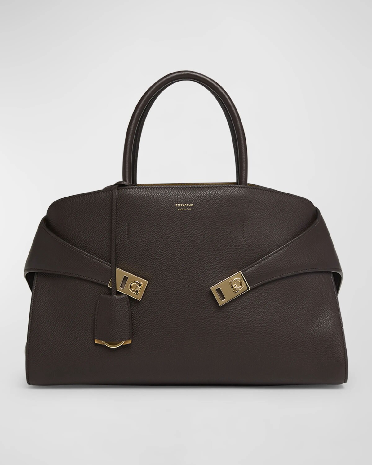 Маленькая сумка Hug с ручкой сверху Ferragamo, коричневый
Маленькая сумка Hug с ручкой сверху Ferragamo, коричневый