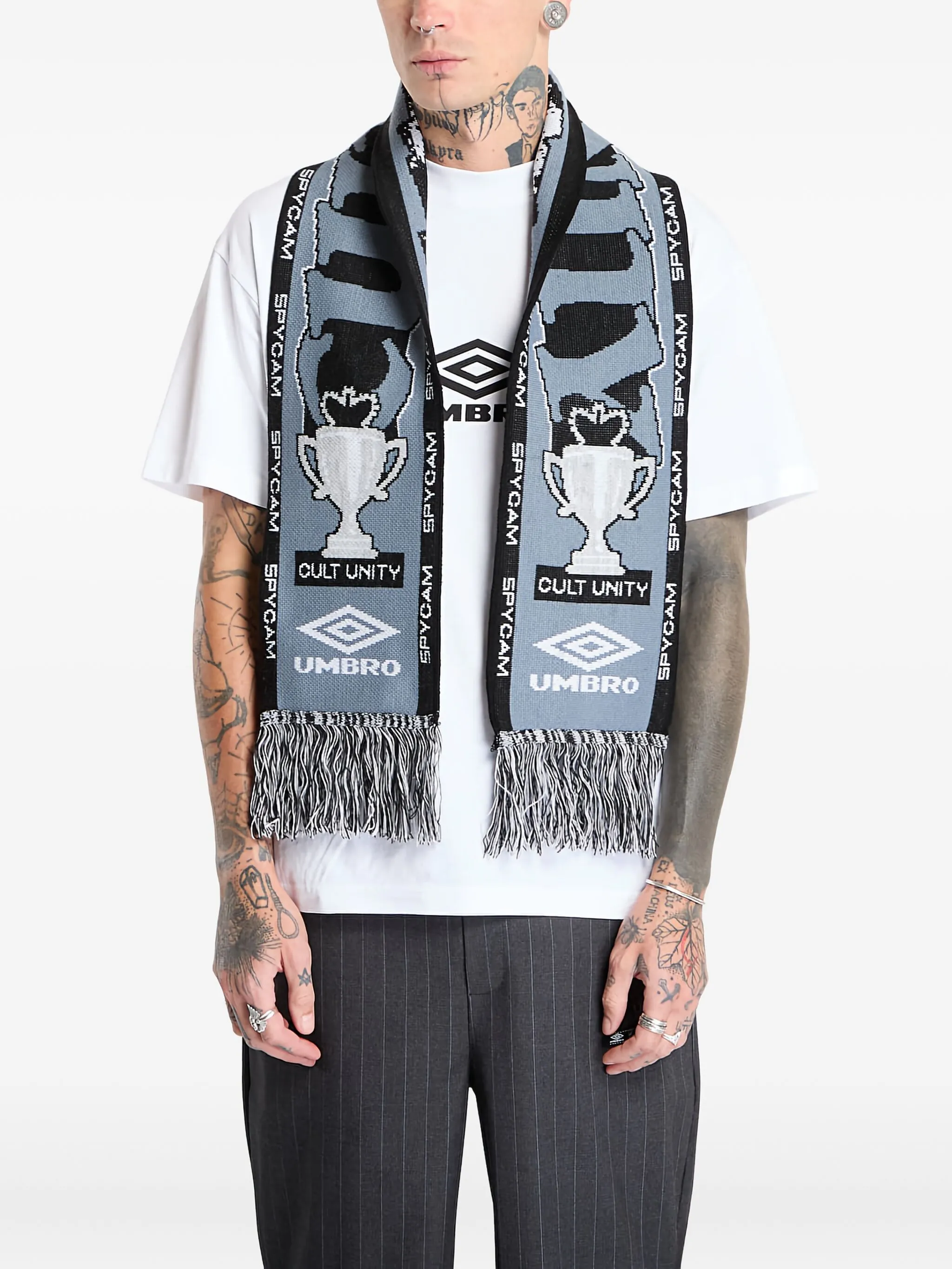 Шарф Cult Unity с бахромой Umbro, черный
Шарф Cult Unity с бахромой Umbro, черный