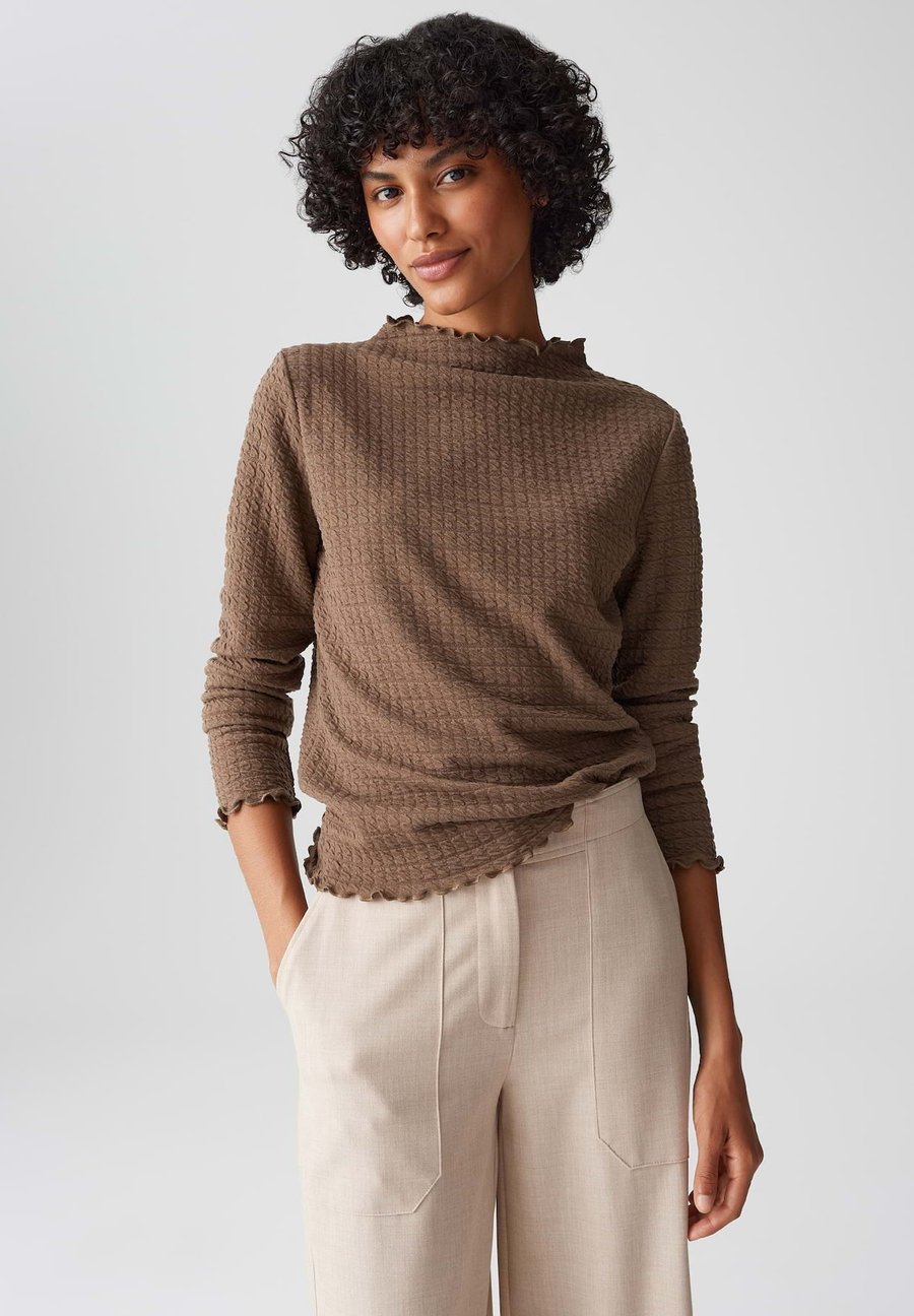 Топ OPUS SLIM FIT 3-DIMENSIONAL STRUCTURE, Cocoa/Brown
Топ OPUS SLIM FIT 3-DIMENSIONAL STRUCTURE, Cocoa/Brown