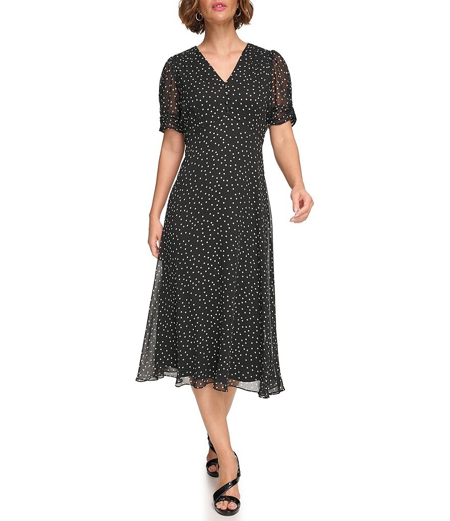 DKNY Petite Size Шифоновое платье миди с короткими рукавами и рюшами и v-образным вырезом в горошек, черный
DKNY Petite Size Шифоновое платье миди с короткими рукавами и рюшами и v-образным вырезом в горошек, черный