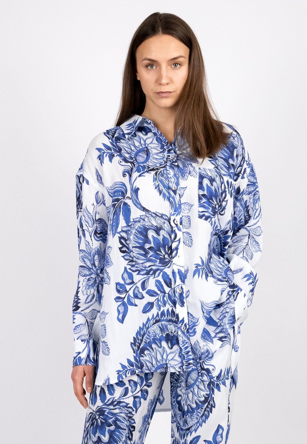 Блузка на пуговицах BIG ORNAMENT Grace, светло-голубой
Блузка на пуговицах BIG ORNAMENT Grace, светло-голубой