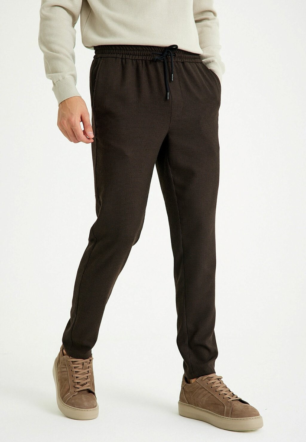 Брюки HOUNDSTOOTH PATTERN REGULAR FIT JOGGER WITH SIDE POCKET. Just Like You, цвет brown
Брюки HOUNDSTOOTH PATTERN REGULAR FIT JOGGER WITH SIDE POCKET. Just Like You, цвет brown