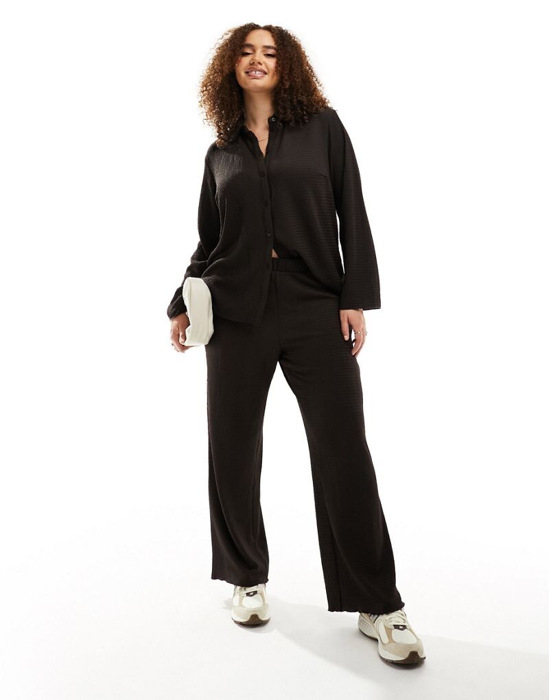 Vero Moda Curve – темно-коричневые брюки из фактурного трикотажа, часть комплекта
Vero Moda Curve – темно-коричневые брюки из фактурного трикотажа, часть комплекта