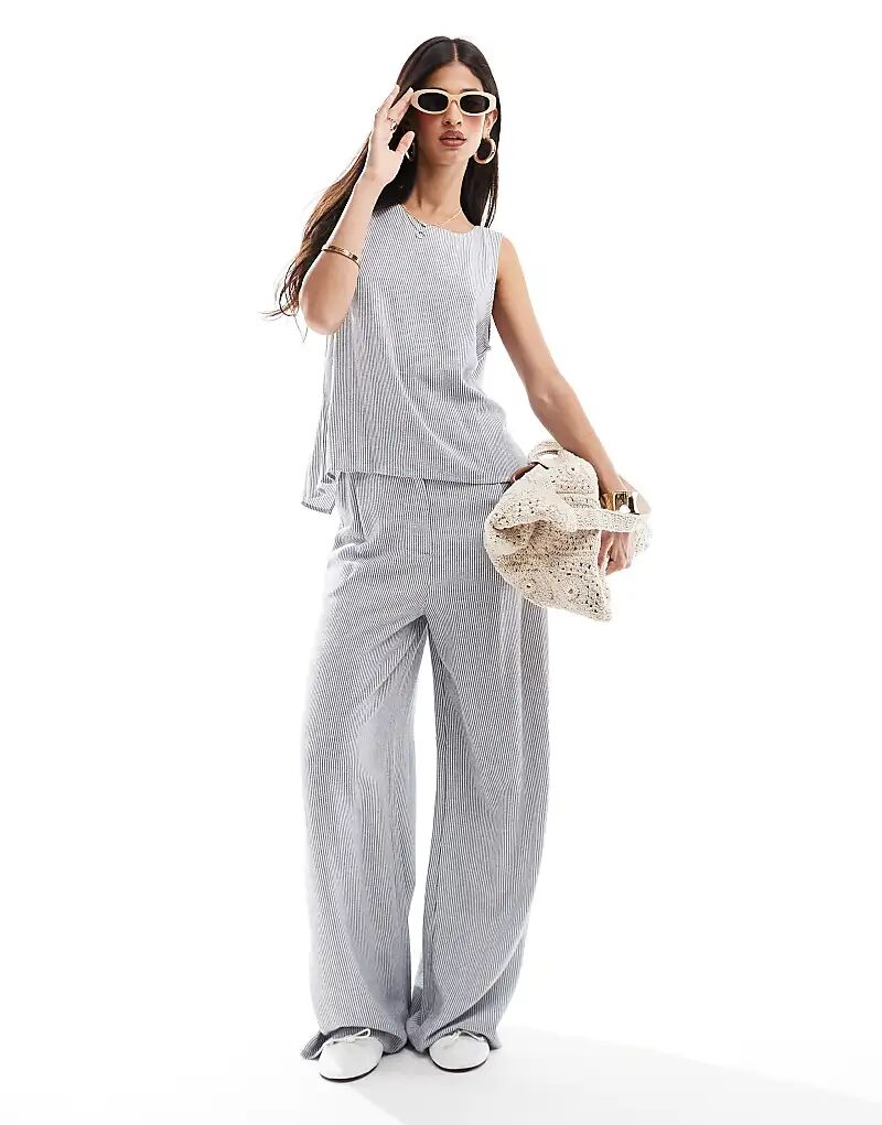 Широкие брюки ASOS DESIGN из льняного микса в полоску — часть комплекта
Широкие брюки ASOS DESIGN из льняного микса в полоску — часть комплекта