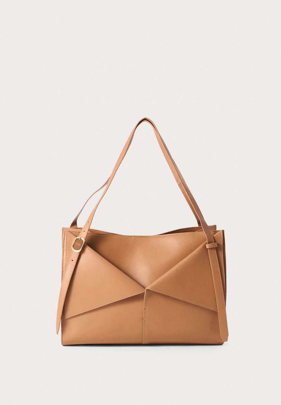 Сумка-шоппер STUDIO ID OVERSIZE FLAP TOTE, Camel
Сумка-шоппер STUDIO ID OVERSIZE FLAP TOTE, Camel