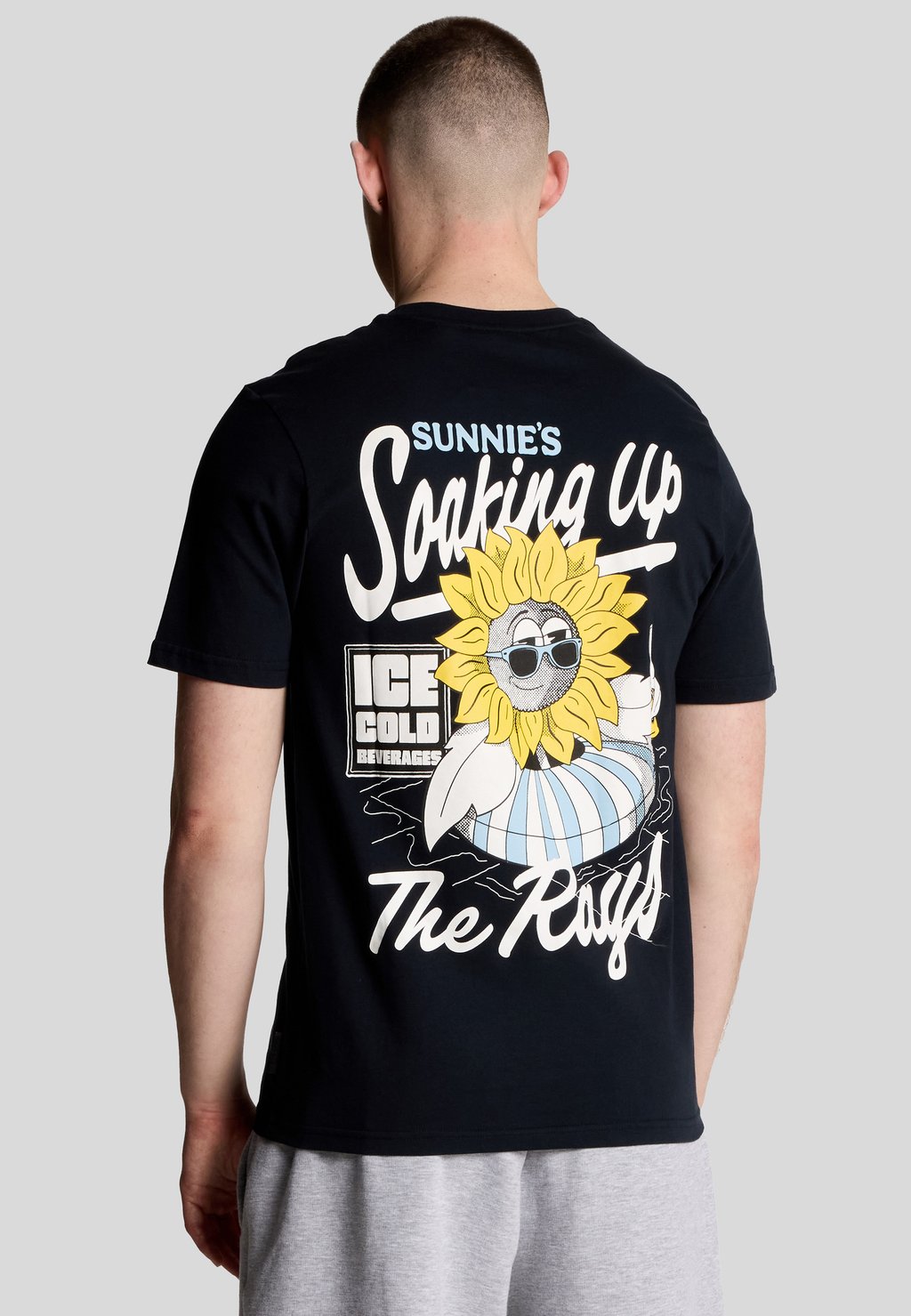 Футболка с принтом SUNNIES POOL BAR GRAPHIC Lyle & Scott, темно-синий
Футболка с принтом SUNNIES POOL BAR GRAPHIC Lyle & Scott, темно-синий