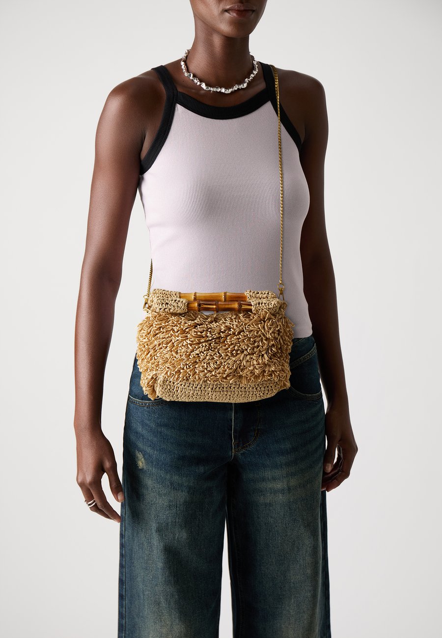 Сумка PARFOIS HAND BAG TRAVESSEIRO , Natural Color/Beige
Сумка PARFOIS HAND BAG TRAVESSEIRO , Natural Color/Beige