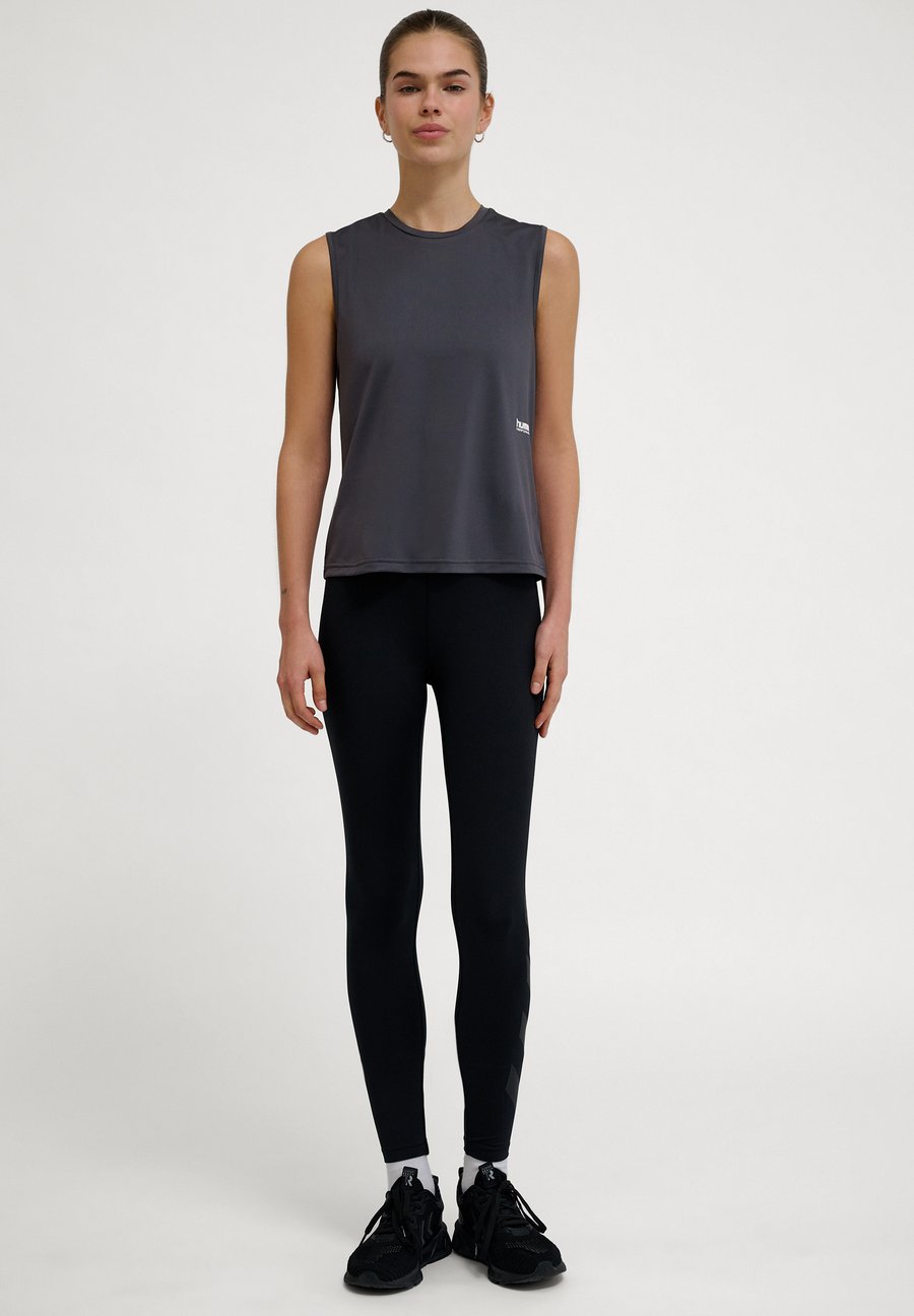 Топ Hummel PULSE WORKOUT TANK, Ebony/Black
Топ Hummel PULSE WORKOUT TANK, Ebony/Black