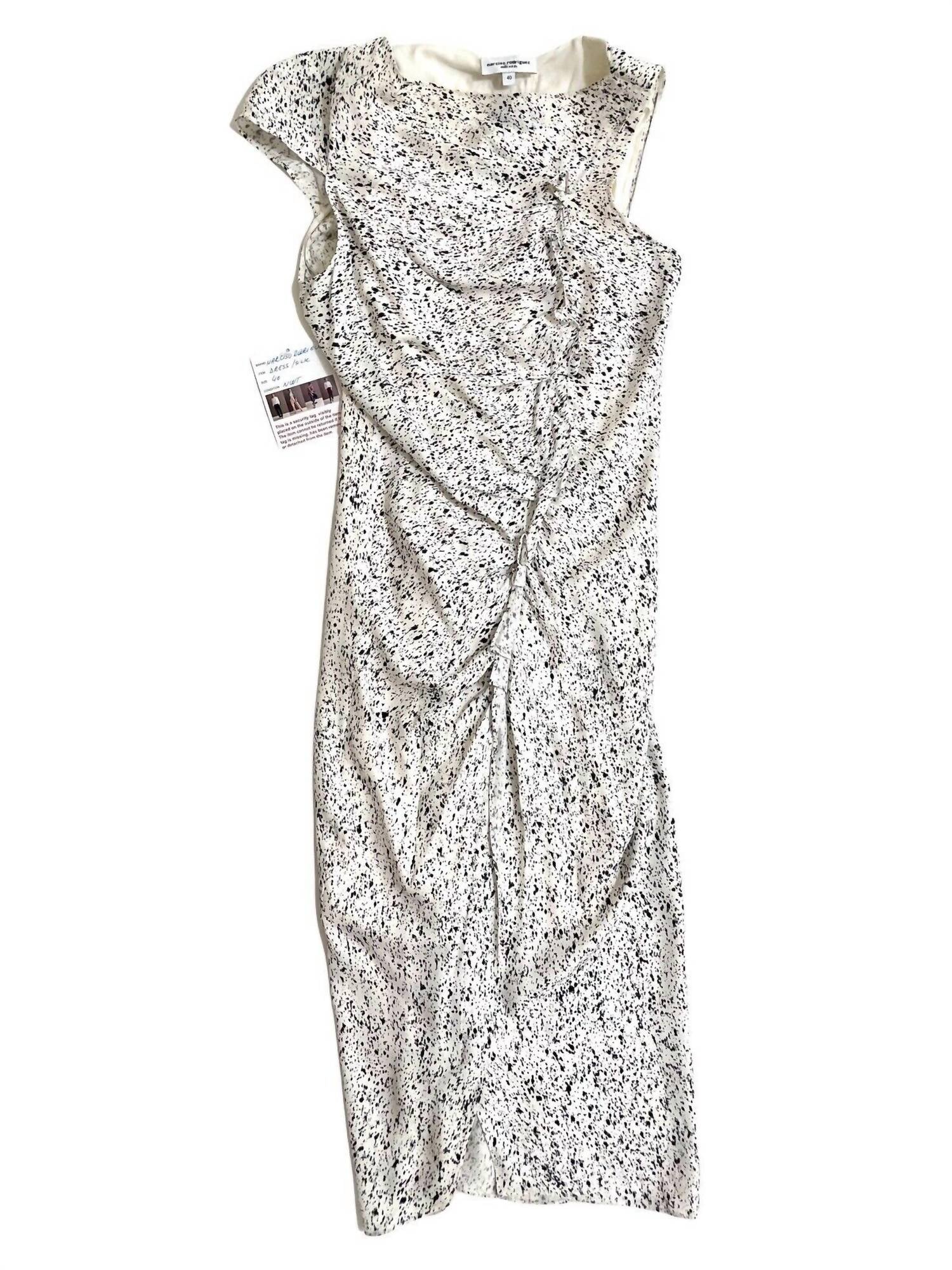 Шелковое платье с принтом в виде брызг чернил белого цвета Narciso Rodriguez
Шелковое платье с принтом в виде брызг чернил белого цвета Narciso Rodriguez