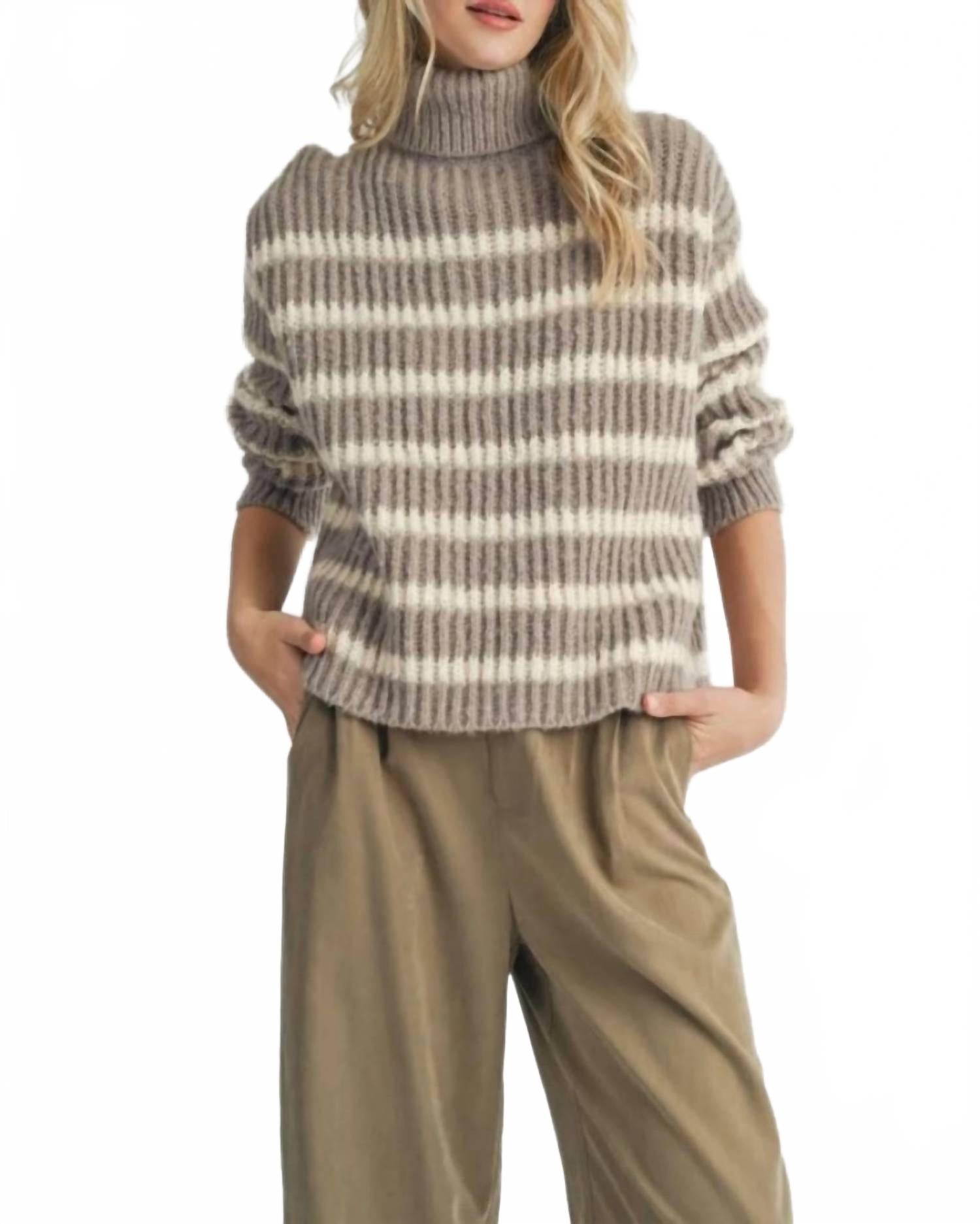 Полосатый свитер Aki с высоким воротом цвета слоновой кости Sadie & Sage, Charcoal Ivory
Полосатый свитер Aki с высоким воротом цвета слоновой кости Sadie & Sage, Charcoal Ivory