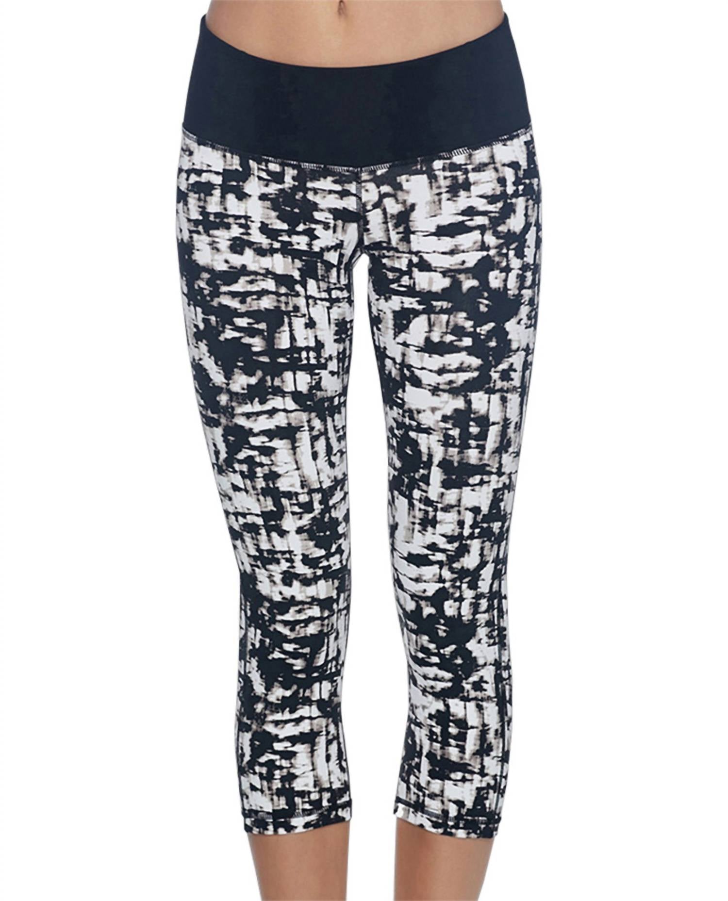 Леггинсы-капри Work It в черно-белом цвете Body Glove
Леггинсы-капри Work It в черно-белом цвете Body Glove