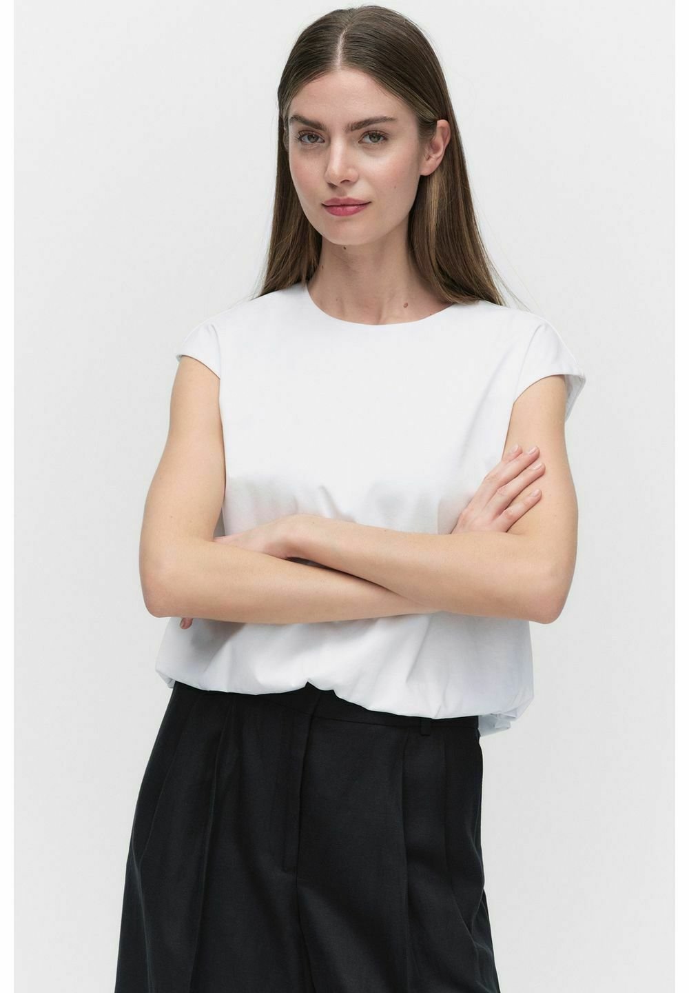 Блуза LUCEE SHORT SLEEVE BLOUSE - Basic T-shirt STOCKH LM Studio, белый 
Блуза LUCEE SHORT SLEEVE BLOUSE - Basic T-shirt STOCKH LM Studio, белый