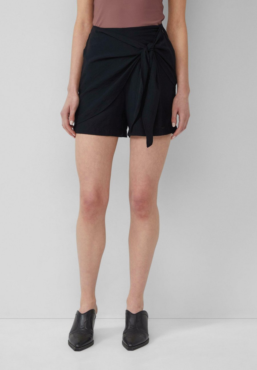 Шорты QS Shorts, Schwarz/Black
Шорты QS Shorts, Schwarz/Black