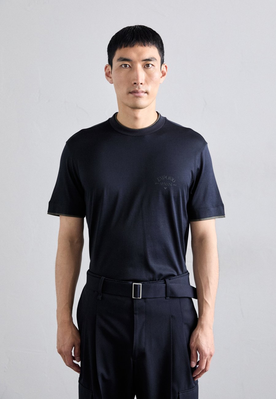 Футболка Emporio Armani Basic T-shirt, Blu Navy/Dark Blue
Футболка Emporio Armani Basic T-shirt, Blu Navy/Dark Blue