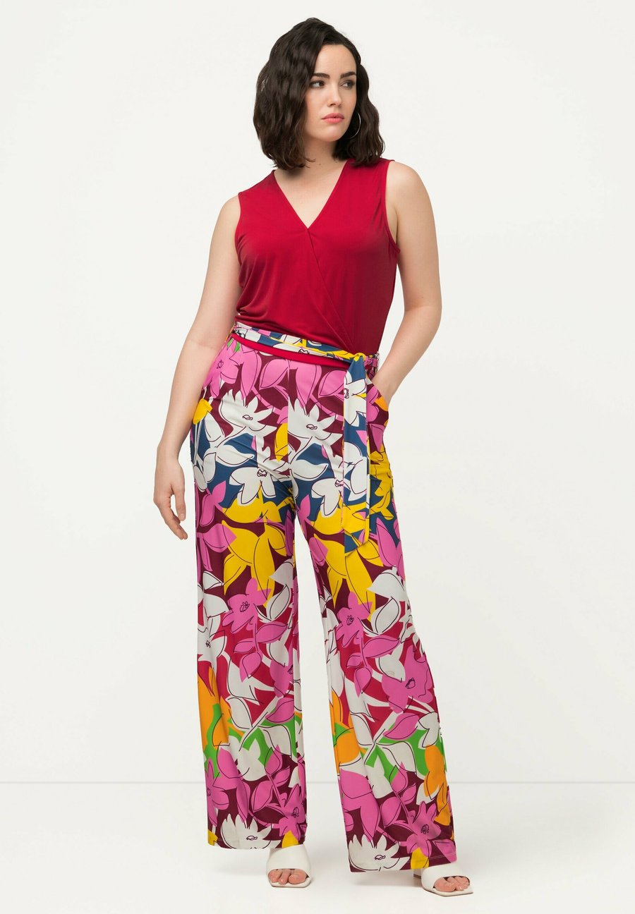 Комбинезон Ulla Popken LARGE SANS MANCHES À COL V ET CEINTURE, Litchi/Red
Комбинезон Ulla Popken LARGE SANS MANCHES À COL V ET CEINTURE, Litchi/Red