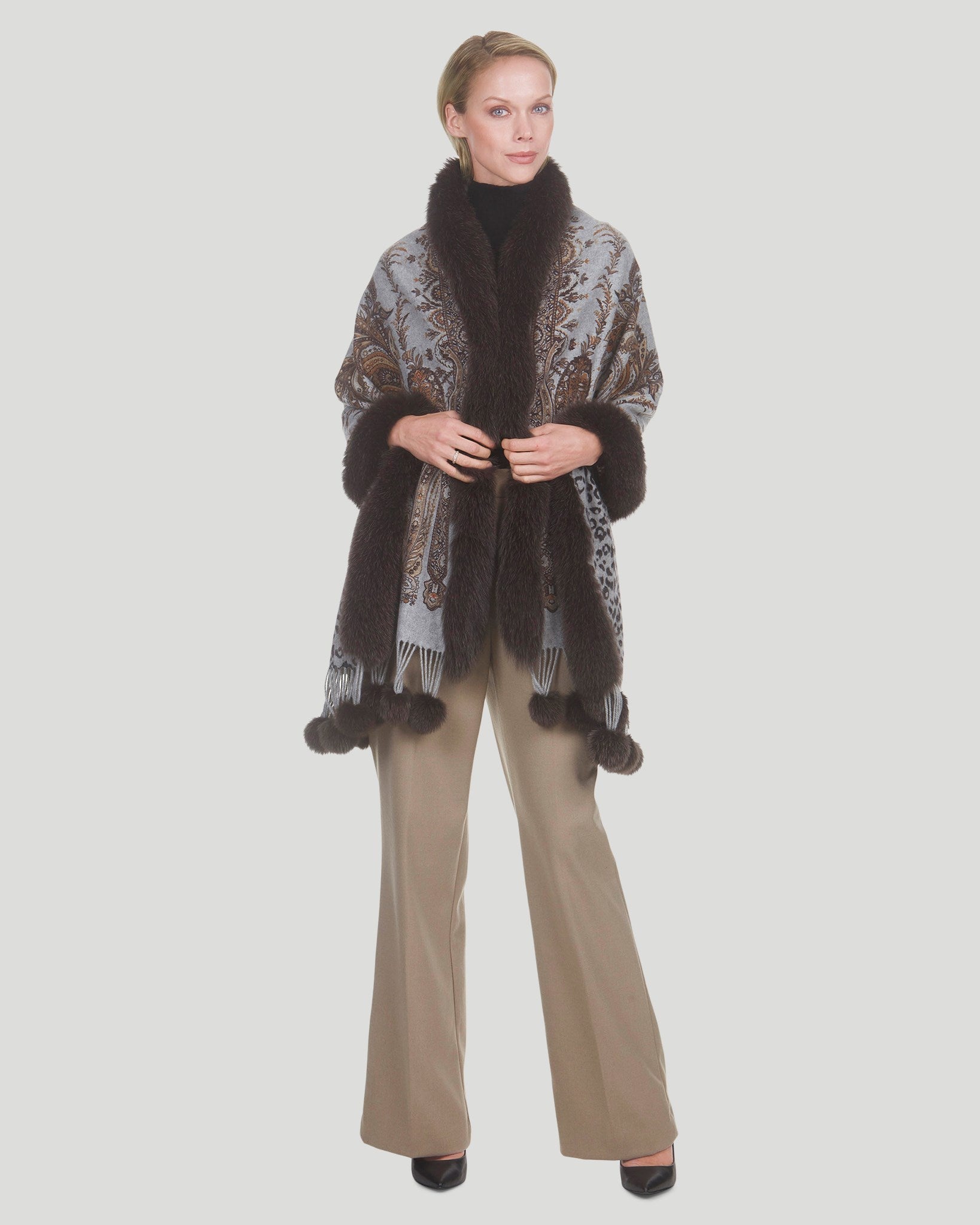 Кашемировый палантин с принтом пейсли и отделкой из лисьего меха Gorski, цвет brown paisley
Кашемировый палантин с принтом пейсли и отделкой из лисьего меха Gorski, цвет brown paisley