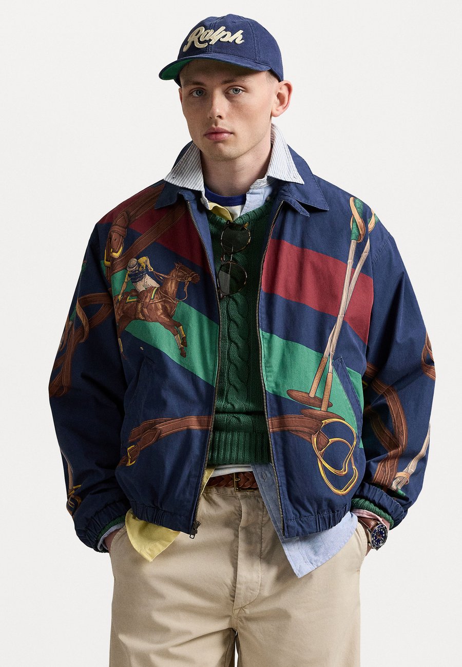Куртка Polo Ralph Lauren THE BIG BAYPORT EQUESTRIAN-PRINT JACKET, Blue/Green/Blue
Куртка Polo Ralph Lauren THE BIG BAYPORT EQUESTRIAN-PRINT JACKET, Blue/Green/Blue