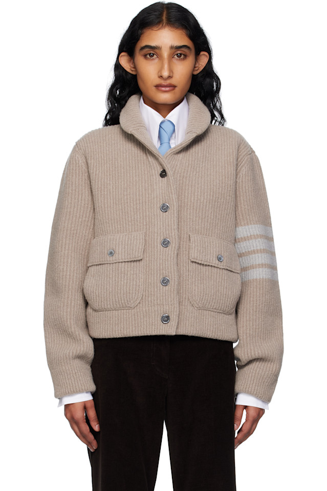 Вареный кардиган-бомбер из мериносовой шерсти с 4 планками Thom Browne, коричневый
Вареный кардиган-бомбер из мериносовой шерсти с 4 планками Thom Browne, коричневый