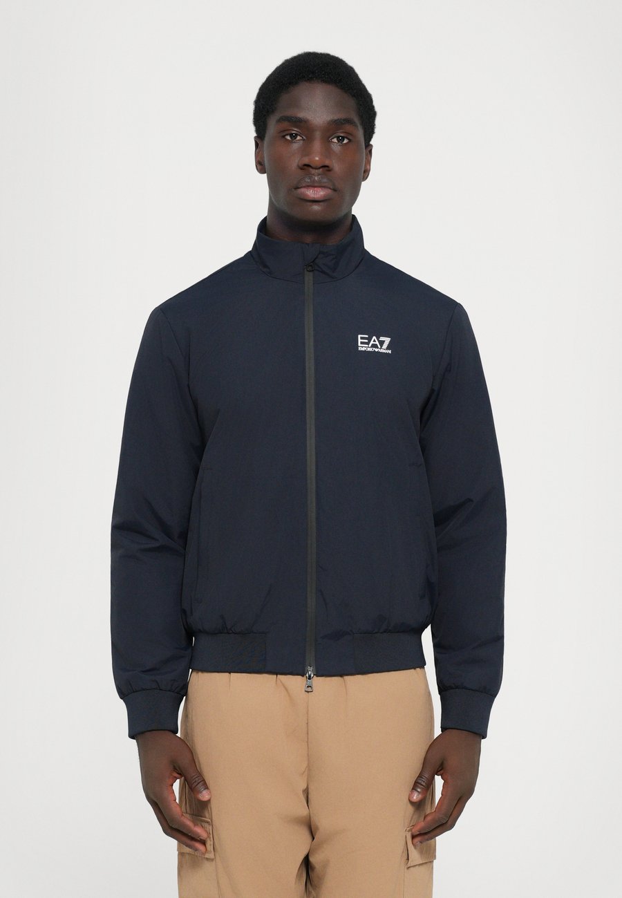 Куртка EA7 Emporio Armani TRAIN CORE JACKET , Armani Blue/Dark Blue
Куртка EA7 Emporio Armani TRAIN CORE JACKET , Armani Blue/Dark Blue