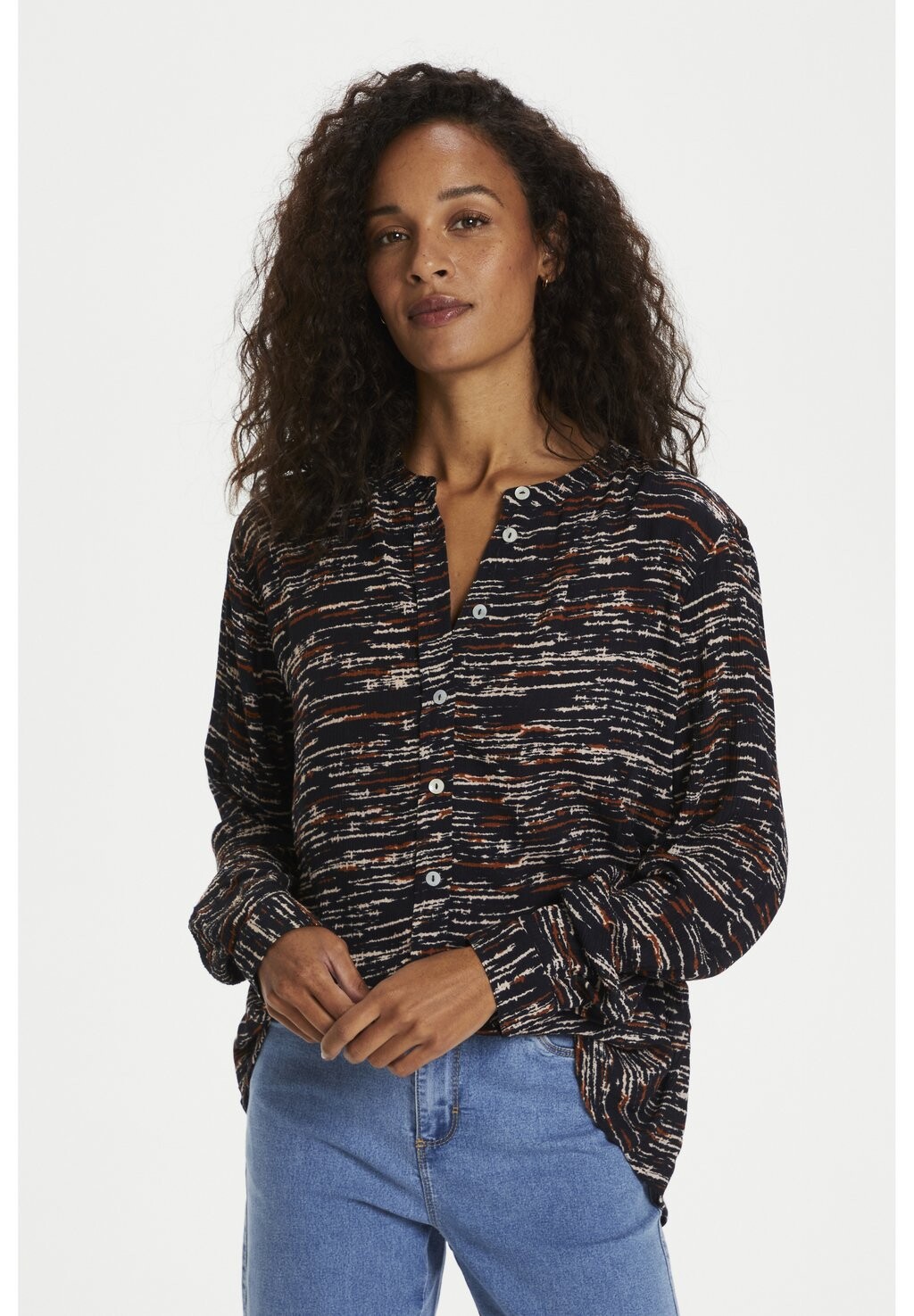 Рубашка КАДАРИЯ Kaffe, неравномерные линии черный
Рубашка КАДАРИЯ Kaffe, неравномерные линии черный