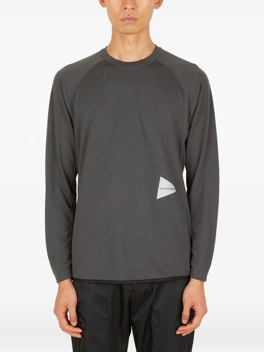 Футболка с логотипом и рукавами реглан and Wander, серый
Футболка с логотипом и рукавами реглан and Wander, серый