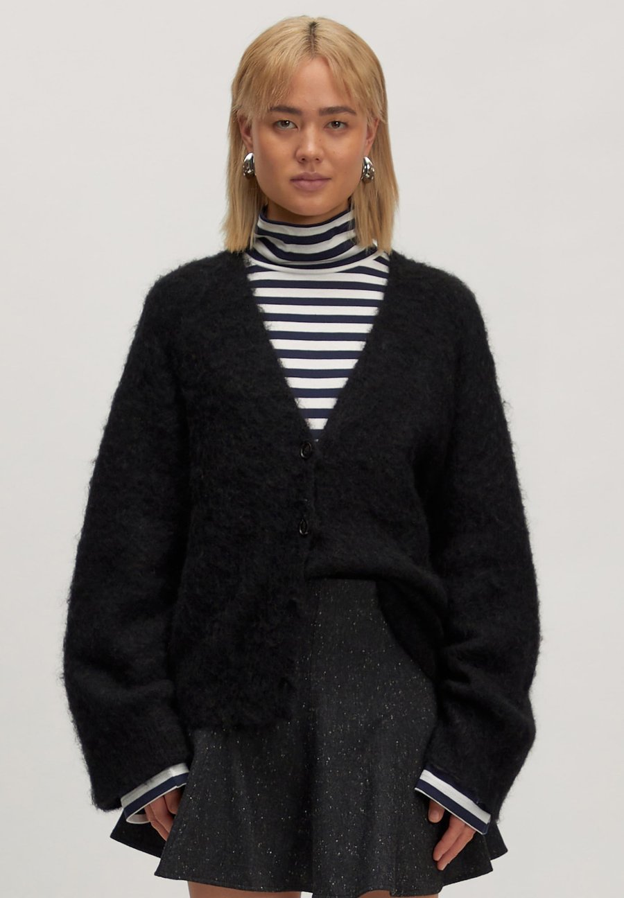 Кардиган EDITED Cardigan, Schwarz/Black
Кардиган EDITED Cardigan, Schwarz/Black