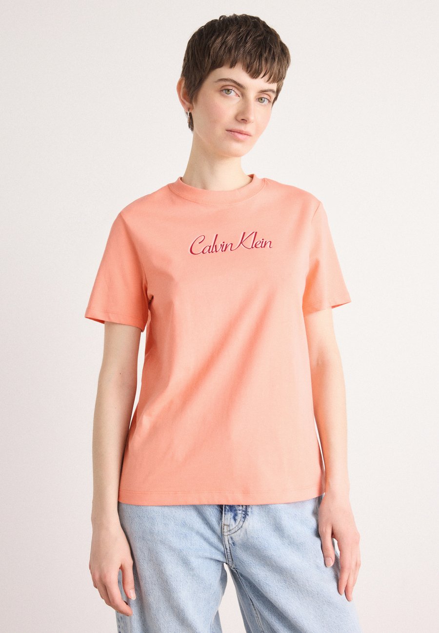 Футболка Calvin Klein Jeans CLASSIC LOGO TEE, Powder Orange/Orange
Футболка Calvin Klein Jeans CLASSIC LOGO TEE, Powder Orange/Orange