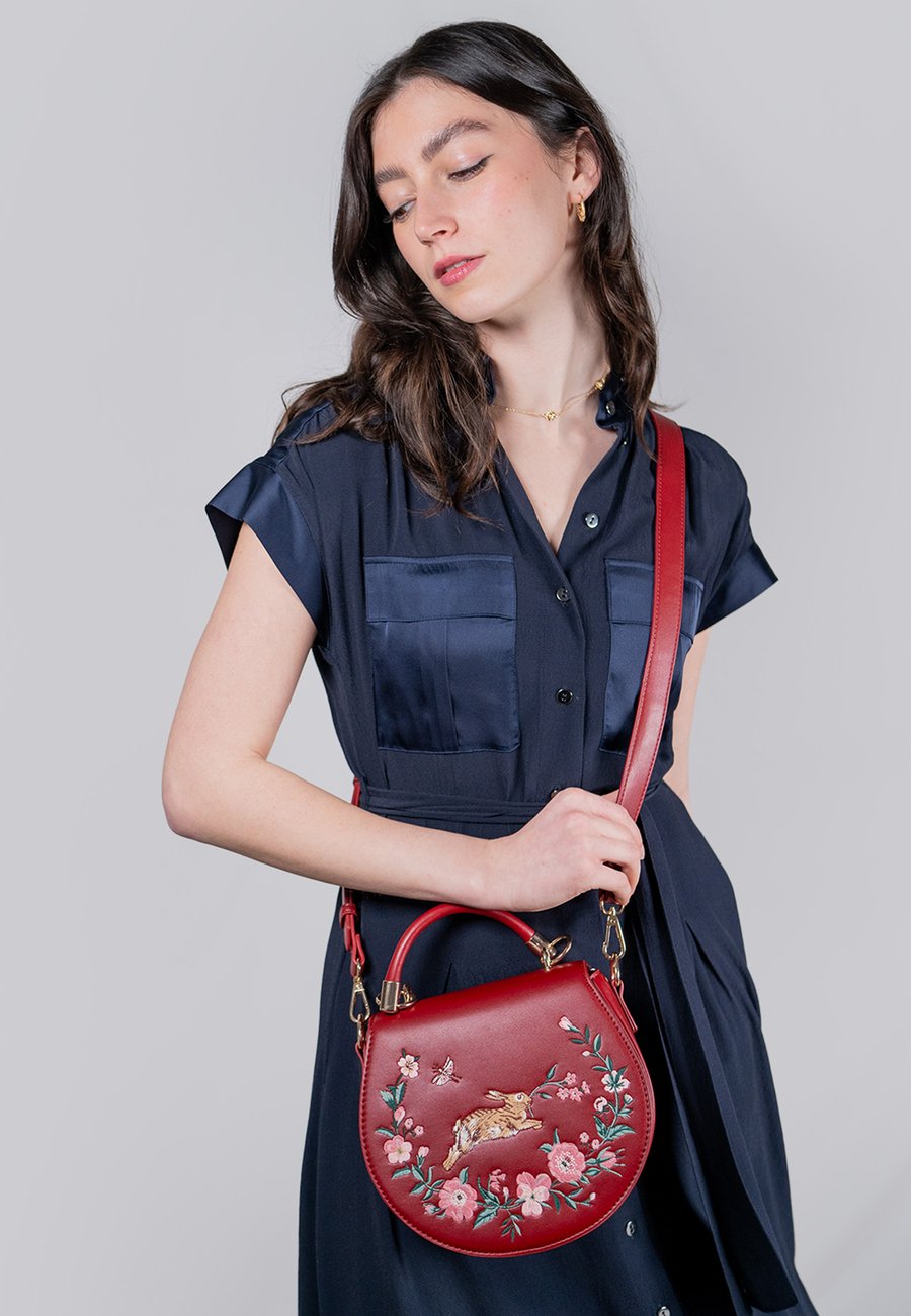 Сумка FABLE ENGLAND RUNNING BUNNY SADDLE, Cherry Red/Red
Сумка FABLE ENGLAND RUNNING BUNNY SADDLE, Cherry Red/Red