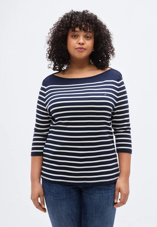 Футболка с изогнутым вырезом-лодочкой, рукавами три четверти, длинными рукавами. Tommy Hilfiger Curve, Dark Night Navy/Ecru, Синий, Футболка с изогнутым вырезом-лодочкой, рукавами три четверти, длинными рукавами. Tommy Hilfiger Curve, Dark Night Navy/Ecru
Футболка с изогнутым вырезом-лодочкой, рукавами три четверти, длинными рукавами. Tommy Hilfiger Curve, Dark Night Navy/Ecru, Синий, Футболка с изогнутым вырезом-лодочкой, рукавами три четверти, длинными рукавами. Tommy Hilfiger Curve, Dark Night Navy/Ecru